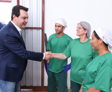 O governador Carlos Massa Ratinho Junior participou nesta terça-feira (23), em Cascavel, do evento de certificação SISBI (Sistema Brasileiro de Inspeção de Produtos de Origem Animal) para a Granja Refem, que desenvolve um projeto pioneiro no Estado de produção de ovos a partir da criação de galinhas sem gaiola. Foto: Rodrigo Felix Leal/ANPr