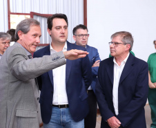O governador Carlos Massa Ratinho Junior participou nesta terça-feira (23), em Cascavel, do evento de certificação SISBI (Sistema Brasileiro de Inspeção de Produtos de Origem Animal) para a Granja Refem, que desenvolve um projeto pioneiro no Estado de produção de ovos a partir da criação de galinhas sem gaiola. Foto: Rodrigo Felix Leal/ANPr