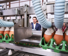 O governador Carlos Massa Ratinho Junior participou nesta terça-feira (23), em Cascavel, do evento de certificação SISBI (Sistema Brasileiro de Inspeção de Produtos de Origem Animal) para a Granja Refem, que desenvolve um projeto pioneiro no Estado de produção de ovos a partir da criação de galinhas sem gaiola. Foto: Rodrigo Felix Leal/ANPr