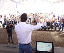A primeira usina do Brasil de produção de biogás a partir do tratamento dos dejetos de suínos começou a funcionar no Paraná nesta quarta-feira (24), em Entre Rios do Oeste, na Região Oeste do Estado. O governador Carlos Massa Ratinho Junior inaugurou a unidade geradora cuja capacidade total é de 480 KW, transformando por dia 215 toneladas de um agente poluidor em energia limpa. Foto: José fernando Ogura/ANPr