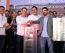 A primeira usina do Brasil de produção de biogás a partir do tratamento dos dejetos de suínos começou a funcionar no Paraná nesta quarta-feira (24), em Entre Rios do Oeste, na Região Oeste do Estado. O governador Carlos Massa Ratinho Junior inaugurou a unidade geradora cuja capacidade total é de 480 KW, transformando por dia 215 toneladas de um agente poluidor em energia limpa. Foto: José fernando Ogura/ANPr