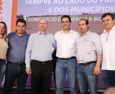 A primeira usina do Brasil de produção de biogás a partir do tratamento dos dejetos de suínos começou a funcionar no Paraná nesta quarta-feira (24), em Entre Rios do Oeste, na Região Oeste do Estado. O governador Carlos Massa Ratinho Junior inaugurou a unidade geradora cuja capacidade total é de 480 KW, transformando por dia 215 toneladas de um agente poluidor em energia limpa. Foto: José fernando Ogura/ANPr