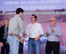 A primeira usina do Brasil de produção de biogás a partir do tratamento dos dejetos de suínos começou a funcionar no Paraná nesta quarta-feira (24), em Entre Rios do Oeste, na Região Oeste do Estado. O governador Carlos Massa Ratinho Junior inaugurou a unidade geradora cuja capacidade total é de 480 KW, transformando por dia 215 toneladas de um agente poluidor em energia limpa.  Foto: Rodrigo Felix Leal/ANPr