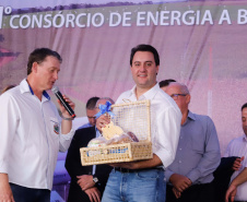 A primeira usina do Brasil de produção de biogás a partir do tratamento dos dejetos de suínos começou a funcionar no Paraná nesta quarta-feira (24), em Entre Rios do Oeste, na Região Oeste do Estado. O governador Carlos Massa Ratinho Junior inaugurou a unidade geradora cuja capacidade total é de 480 KW, transformando por dia 215 toneladas de um agente poluidor em energia limpa.  Foto: Rodrigo Felix Leal/ANPr