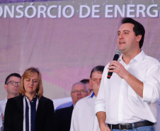 A primeira usina do Brasil de produção de biogás a partir do tratamento dos dejetos de suínos começou a funcionar no Paraná nesta quarta-feira (24), em Entre Rios do Oeste, na Região Oeste do Estado. O governador Carlos Massa Ratinho Junior inaugurou a unidade geradora cuja capacidade total é de 480 KW, transformando por dia 215 toneladas de um agente poluidor em energia limpa.  Foto: Rodrigo Felix Leal/ANPr