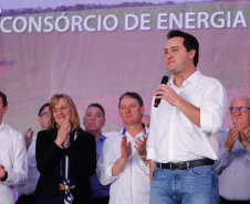 A primeira usina do Brasil de produção de biogás a partir do tratamento dos dejetos de suínos começou a funcionar no Paraná nesta quarta-feira (24), em Entre Rios do Oeste, na Região Oeste do Estado. O governador Carlos Massa Ratinho Junior inaugurou a unidade geradora cuja capacidade total é de 480 KW, transformando por dia 215 toneladas de um agente poluidor em energia limpa.  Foto: Rodrigo Felix Leal/ANPr