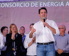 A primeira usina do Brasil de produção de biogás a partir do tratamento dos dejetos de suínos começou a funcionar no Paraná nesta quarta-feira (24), em Entre Rios do Oeste, na Região Oeste do Estado. O governador Carlos Massa Ratinho Junior inaugurou a unidade geradora cuja capacidade total é de 480 KW, transformando por dia 215 toneladas de um agente poluidor em energia limpa.  Foto: Rodrigo Felix Leal/ANPr
