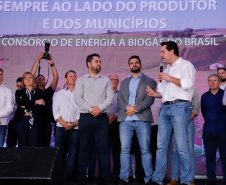 A primeira usina do Brasil de produção de biogás a partir do tratamento dos dejetos de suínos começou a funcionar no Paraná nesta quarta-feira (24), em Entre Rios do Oeste, na Região Oeste do Estado. O governador Carlos Massa Ratinho Junior inaugurou a unidade geradora cuja capacidade total é de 480 KW, transformando por dia 215 toneladas de um agente poluidor em energia limpa.  Foto: Rodrigo Felix Leal/ANPr