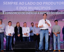 A primeira usina do Brasil de produção de biogás a partir do tratamento dos dejetos de suínos começou a funcionar no Paraná nesta quarta-feira (24), em Entre Rios do Oeste, na Região Oeste do Estado. O governador Carlos Massa Ratinho Junior inaugurou a unidade geradora cuja capacidade total é de 480 KW, transformando por dia 215 toneladas de um agente poluidor em energia limpa.  Foto: Rodrigo Felix Leal/ANPr