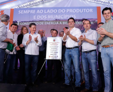 A primeira usina do Brasil de produção de biogás a partir do tratamento dos dejetos de suínos começou a funcionar no Paraná nesta quarta-feira (24), em Entre Rios do Oeste, na Região Oeste do Estado. O governador Carlos Massa Ratinho Junior inaugurou a unidade geradora cuja capacidade total é de 480 KW, transformando por dia 215 toneladas de um agente poluidor em energia limpa.  Foto: Rodrigo Felix Leal/ANPr