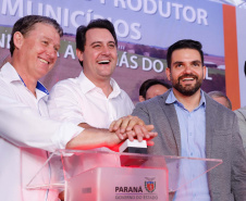 A primeira usina do Brasil de produção de biogás a partir do tratamento dos dejetos de suínos começou a funcionar no Paraná nesta quarta-feira (24), em Entre Rios do Oeste, na Região Oeste do Estado. O governador Carlos Massa Ratinho Junior inaugurou a unidade geradora cuja capacidade total é de 480 KW, transformando por dia 215 toneladas de um agente poluidor em energia limpa.  Foto: Rodrigo Felix Leal/ANPr