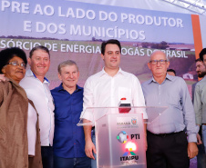 A primeira usina do Brasil de produção de biogás a partir do tratamento dos dejetos de suínos começou a funcionar no Paraná nesta quarta-feira (24), em Entre Rios do Oeste, na Região Oeste do Estado. O governador Carlos Massa Ratinho Junior inaugurou a unidade geradora cuja capacidade total é de 480 KW, transformando por dia 215 toneladas de um agente poluidor em energia limpa.  Foto: Rodrigo Felix Leal/ANPr