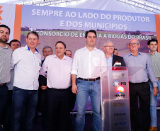 A primeira usina do Brasil de produção de biogás a partir do tratamento dos dejetos de suínos começou a funcionar no Paraná nesta quarta-feira (24), em Entre Rios do Oeste, na Região Oeste do Estado. O governador Carlos Massa Ratinho Junior inaugurou a unidade geradora cuja capacidade total é de 480 KW, transformando por dia 215 toneladas de um agente poluidor em energia limpa.  Foto: Rodrigo Felix Leal/ANPr