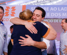 A primeira usina do Brasil de produção de biogás a partir do tratamento dos dejetos de suínos começou a funcionar no Paraná nesta quarta-feira (24), em Entre Rios do Oeste, na Região Oeste do Estado. O governador Carlos Massa Ratinho Junior inaugurou a unidade geradora cuja capacidade total é de 480 KW, transformando por dia 215 toneladas de um agente poluidor em energia limpa.  Foto: Rodrigo Felix Leal/ANPr