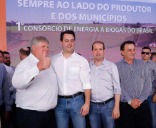 A primeira usina do Brasil de produção de biogás a partir do tratamento dos dejetos de suínos começou a funcionar no Paraná nesta quarta-feira (24), em Entre Rios do Oeste, na Região Oeste do Estado. O governador Carlos Massa Ratinho Junior inaugurou a unidade geradora cuja capacidade total é de 480 KW, transformando por dia 215 toneladas de um agente poluidor em energia limpa.  Foto: Rodrigo Felix Leal/ANPr