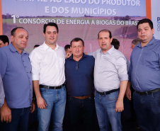 A primeira usina do Brasil de produção de biogás a partir do tratamento dos dejetos de suínos começou a funcionar no Paraná nesta quarta-feira (24), em Entre Rios do Oeste, na Região Oeste do Estado. O governador Carlos Massa Ratinho Junior inaugurou a unidade geradora cuja capacidade total é de 480 KW, transformando por dia 215 toneladas de um agente poluidor em energia limpa.  Foto: Rodrigo Felix Leal/ANPr