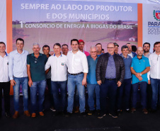 A primeira usina do Brasil de produção de biogás a partir do tratamento dos dejetos de suínos começou a funcionar no Paraná nesta quarta-feira (24), em Entre Rios do Oeste, na Região Oeste do Estado. O governador Carlos Massa Ratinho Junior inaugurou a unidade geradora cuja capacidade total é de 480 KW, transformando por dia 215 toneladas de um agente poluidor em energia limpa.  Foto: Rodrigo Felix Leal/ANPr