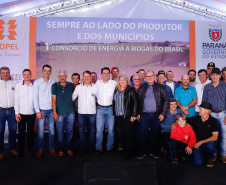 A primeira usina do Brasil de produção de biogás a partir do tratamento dos dejetos de suínos começou a funcionar no Paraná nesta quarta-feira (24), em Entre Rios do Oeste, na Região Oeste do Estado. O governador Carlos Massa Ratinho Junior inaugurou a unidade geradora cuja capacidade total é de 480 KW, transformando por dia 215 toneladas de um agente poluidor em energia limpa.  Foto: Rodrigo Felix Leal/ANPr