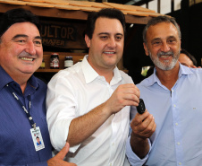 O Governo do Paraná repassa nesta quarta-feira (24) 54 veículos para escritórios da Emater no Interior do Estado. A entrega foi feita pelo governador Carlos Massa Ratinho Junior,  na sede da Emater, em Curitiba.Foto Gilson Abreu/ANPr