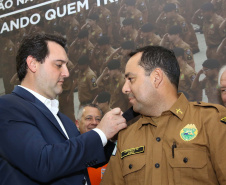 O governador Carlos Massa Ratinho Junior assina  promoções e progressões das Forças de Segurança Pública. Foto: Jaelson Lucas/ANPr