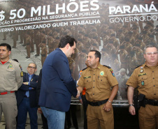 O governador Carlos Massa Ratinho Junior assina  promoções e progressões das Forças de Segurança Pública. Foto: Jaelson Lucas/ANPr