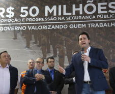 O governador Carlos Massa Ratinho Junior assina  promoções e progressões das Forças de Segurança Pública. Foto: Jaelson Lucas/ANPr