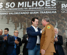 O governador Carlos Massa Ratinho Junior autorizou 1.582 promoções e progressões de servidores Segurança Pública do Paraná. Em solenidade realizada nesta quarta-feira (24), no Palácio Iguaçu, Ratinho Junior assinou despacho governamental de promoção de 75 oficiais e praças da Polícia Militar e Corpo de Bombeiros. Foto: Rodrigo Felix Leal/ANPr