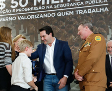 O governador Carlos Massa Ratinho Junior autorizou 1.582 promoções e progressões de servidores Segurança Pública do Paraná. Em solenidade realizada nesta quarta-feira (24), no Palácio Iguaçu, Ratinho Junior assinou despacho governamental de promoção de 75 oficiais e praças da Polícia Militar e Corpo de Bombeiros. Foto: Rodrigo Felix Leal/ANPr