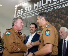 O governador Carlos Massa Ratinho Junior autorizou 1.582 promoções e progressões de servidores Segurança Pública do Paraná. Em solenidade realizada nesta quarta-feira (24), no Palácio Iguaçu, Ratinho Junior assinou despacho governamental de promoção de 75 oficiais e praças da Polícia Militar e Corpo de Bombeiros. Foto: Rodrigo Felix Leal/ANPr