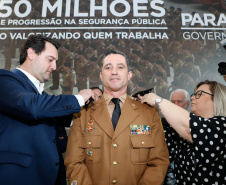 O governador Carlos Massa Ratinho Junior autorizou 1.582 promoções e progressões de servidores Segurança Pública do Paraná. Em solenidade realizada nesta quarta-feira (24), no Palácio Iguaçu, Ratinho Junior assinou despacho governamental de promoção de 75 oficiais e praças da Polícia Militar e Corpo de Bombeiros. Foto: Rodrigo Felix Leal/ANPr