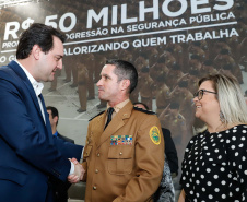 O governador Carlos Massa Ratinho Junior autorizou 1.582 promoções e progressões de servidores Segurança Pública do Paraná. Em solenidade realizada nesta quarta-feira (24), no Palácio Iguaçu, Ratinho Junior assinou despacho governamental de promoção de 75 oficiais e praças da Polícia Militar e Corpo de Bombeiros. Foto: Rodrigo Felix Leal/ANPr