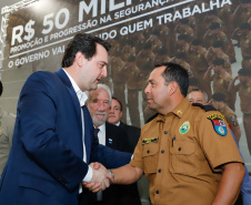 O governador Carlos Massa Ratinho Junior autorizou 1.582 promoções e progressões de servidores Segurança Pública do Paraná. Em solenidade realizada nesta quarta-feira (24), no Palácio Iguaçu, Ratinho Junior assinou despacho governamental de promoção de 75 oficiais e praças da Polícia Militar e Corpo de Bombeiros. Foto: Rodrigo Felix Leal/ANPr