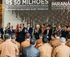 O governador Carlos Massa Ratinho Junior autorizou 1.582 promoções e progressões de servidores Segurança Pública do Paraná. Em solenidade realizada nesta quarta-feira (24), no Palácio Iguaçu, Ratinho Junior assinou despacho governamental de promoção de 75 oficiais e praças da Polícia Militar e Corpo de Bombeiros. Foto: Rodrigo Felix Leal/ANPr
