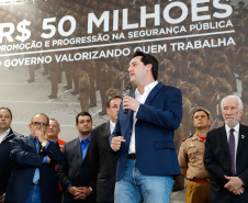 O governador Carlos Massa Ratinho Junior autorizou 1.582 promoções e progressões de servidores Segurança Pública do Paraná. Em solenidade realizada nesta quarta-feira (24), no Palácio Iguaçu, Ratinho Junior assinou despacho governamental de promoção de 75 oficiais e praças da Polícia Militar e Corpo de Bombeiros. Foto: Rodrigo Felix Leal/ANPr