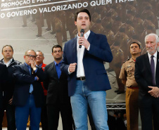 O governador Carlos Massa Ratinho Junior autorizou 1.582 promoções e progressões de servidores Segurança Pública do Paraná. Em solenidade realizada nesta quarta-feira (24), no Palácio Iguaçu, Ratinho Junior assinou despacho governamental de promoção de 75 oficiais e praças da Polícia Militar e Corpo de Bombeiros. Foto: Rodrigo Felix Leal/ANPr
