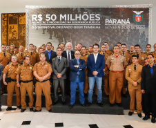 O governador Carlos Massa Ratinho Junior autorizou 1.582 promoções e progressões de servidores Segurança Pública do Paraná. Em solenidade realizada nesta quarta-feira (24), no Palácio Iguaçu, Ratinho Junior assinou despacho governamental de promoção de 75 oficiais e praças da Polícia Militar e Corpo de Bombeiros. Foto: Rodrigo Felix Leal/ANPr