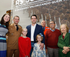 O governador Carlos Massa Ratinho Junior autorizou 1.582 promoções e progressões de servidores Segurança Pública do Paraná. Em solenidade realizada nesta quarta-feira (24), no Palácio Iguaçu, Ratinho Junior assinou despacho governamental de promoção de 75 oficiais e praças da Polícia Militar e Corpo de Bombeiros. Foto: Rodrigo Felix Leal/ANPr