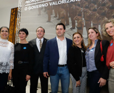 O governador Carlos Massa Ratinho Junior autorizou 1.582 promoções e progressões de servidores Segurança Pública do Paraná. Em solenidade realizada nesta quarta-feira (24), no Palácio Iguaçu, Ratinho Junior assinou despacho governamental de promoção de 75 oficiais e praças da Polícia Militar e Corpo de Bombeiros. Foto: Rodrigo Felix Leal/ANPr