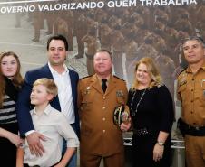 O governador Carlos Massa Ratinho Junior autorizou 1.582 promoções e progressões de servidores Segurança Pública do Paraná. Em solenidade realizada nesta quarta-feira (24), no Palácio Iguaçu, Ratinho Junior assinou despacho governamental de promoção de 75 oficiais e praças da Polícia Militar e Corpo de Bombeiros. Foto: Rodrigo Felix Leal/ANPr