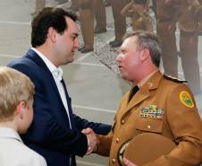 O governador Carlos Massa Ratinho Junior autorizou 1.582 promoções e progressões de servidores Segurança Pública do Paraná. Em solenidade realizada nesta quarta-feira (24), no Palácio Iguaçu, Ratinho Junior assinou despacho governamental de promoção de 75 oficiais e praças da Polícia Militar e Corpo de Bombeiros. Foto: Rodrigo Felix Leal/ANPr