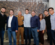 O governador Carlos Massa Ratinho Junior autorizou 1.582 promoções e progressões de servidores Segurança Pública do Paraná. Em solenidade realizada nesta quarta-feira (24), no Palácio Iguaçu, Ratinho Junior assinou despacho governamental de promoção de 75 oficiais e praças da Polícia Militar e Corpo de Bombeiros. Foto: Rodrigo Felix Leal/ANPr
