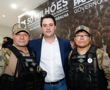 O governador Carlos Massa Ratinho Junior autorizou 1.582 promoções e progressões de servidores Segurança Pública do Paraná. Em solenidade realizada nesta quarta-feira (24), no Palácio Iguaçu, Ratinho Junior assinou despacho governamental de promoção de 75 oficiais e praças da Polícia Militar e Corpo de Bombeiros. Foto: Rodrigo Felix Leal/ANPr