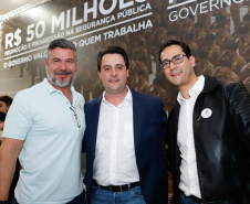 O governador Carlos Massa Ratinho Junior autorizou 1.582 promoções e progressões de servidores Segurança Pública do Paraná. Em solenidade realizada nesta quarta-feira (24), no Palácio Iguaçu, Ratinho Junior assinou despacho governamental de promoção de 75 oficiais e praças da Polícia Militar e Corpo de Bombeiros. Foto: Rodrigo Felix Leal/ANPr