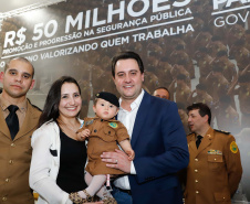 O governador Carlos Massa Ratinho Junior autorizou 1.582 promoções e progressões de servidores Segurança Pública do Paraná. Em solenidade realizada nesta quarta-feira (24), no Palácio Iguaçu, Ratinho Junior assinou despacho governamental de promoção de 75 oficiais e praças da Polícia Militar e Corpo de Bombeiros. Foto: Rodrigo Felix Leal/ANPr