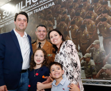 O governador Carlos Massa Ratinho Junior autorizou 1.582 promoções e progressões de servidores Segurança Pública do Paraná. Em solenidade realizada nesta quarta-feira (24), no Palácio Iguaçu, Ratinho Junior assinou despacho governamental de promoção de 75 oficiais e praças da Polícia Militar e Corpo de Bombeiros. Foto: Rodrigo Felix Leal/ANPr