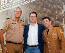 O governador Carlos Massa Ratinho Junior autorizou 1.582 promoções e progressões de servidores Segurança Pública do Paraná. Em solenidade realizada nesta quarta-feira (24), no Palácio Iguaçu, Ratinho Junior assinou despacho governamental de promoção de 75 oficiais e praças da Polícia Militar e Corpo de Bombeiros. Foto: Rodrigo Felix Leal/ANPr