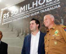 O governador Carlos Massa Ratinho Junior autorizou 1.582 promoções e progressões de servidores Segurança Pública do Paraná. Em solenidade realizada nesta quarta-feira (24), no Palácio Iguaçu, Ratinho Junior assinou despacho governamental de promoção de 75 oficiais e praças da Polícia Militar e Corpo de Bombeiros. Foto: Rodrigo Felix Leal/ANPr