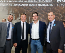 O governador Carlos Massa Ratinho Junior autorizou 1.582 promoções e progressões de servidores Segurança Pública do Paraná. Em solenidade realizada nesta quarta-feira (24), no Palácio Iguaçu, Ratinho Junior assinou despacho governamental de promoção de 75 oficiais e praças da Polícia Militar e Corpo de Bombeiros. Foto: Rodrigo Felix Leal/ANPr