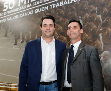 O governador Carlos Massa Ratinho Junior autorizou 1.582 promoções e progressões de servidores Segurança Pública do Paraná. Em solenidade realizada nesta quarta-feira (24), no Palácio Iguaçu, Ratinho Junior assinou despacho governamental de promoção de 75 oficiais e praças da Polícia Militar e Corpo de Bombeiros. Foto: Rodrigo Felix Leal/ANPr