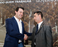 O governador Carlos Massa Ratinho Junior autorizou 1.582 promoções e progressões de servidores Segurança Pública do Paraná. Em solenidade realizada nesta quarta-feira (24), no Palácio Iguaçu, Ratinho Junior assinou despacho governamental de promoção de 75 oficiais e praças da Polícia Militar e Corpo de Bombeiros. Foto: Rodrigo Felix Leal/ANPr